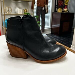 Kork-Ease Chandra Black Leather Booties with sculpted      Wooden Heels Size 11M